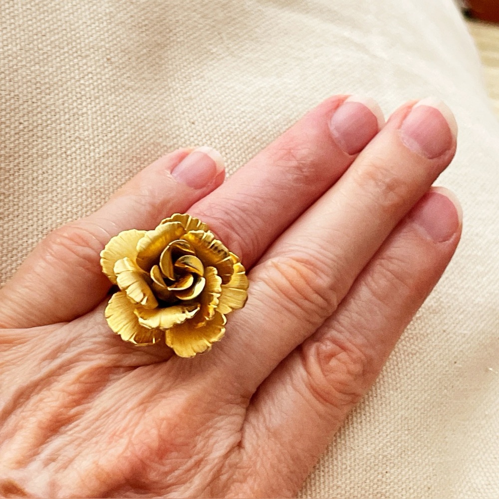Giovanni Vintage Gold Tone Rose Cocktail Ring Pinky Ring Size 4.5 Statement - Picture 11 of 11